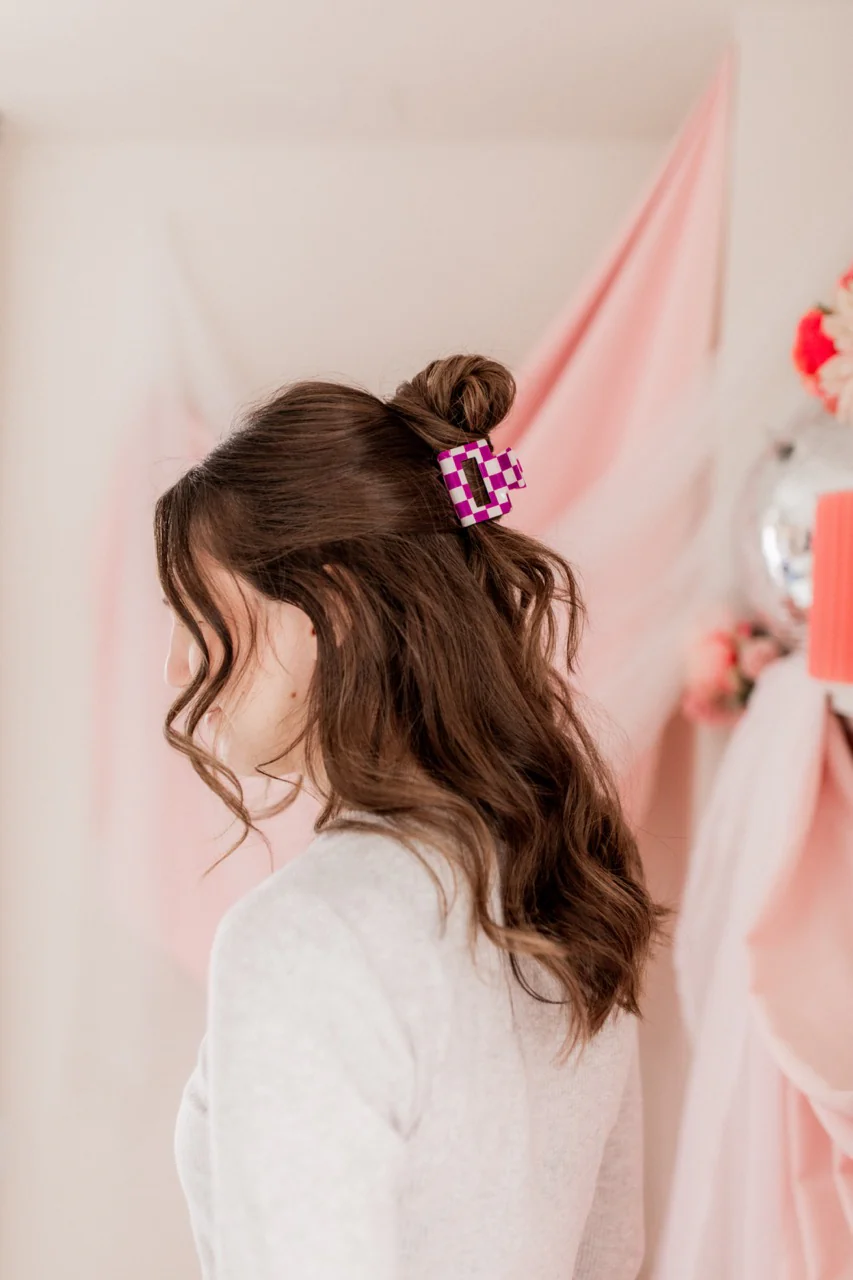 Checking In Lilac Clip - Image 15